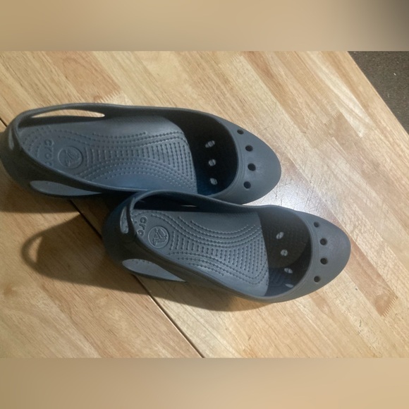 Crocs flats in size 8 in excellent condition. Black in color - Picture 2 of 10